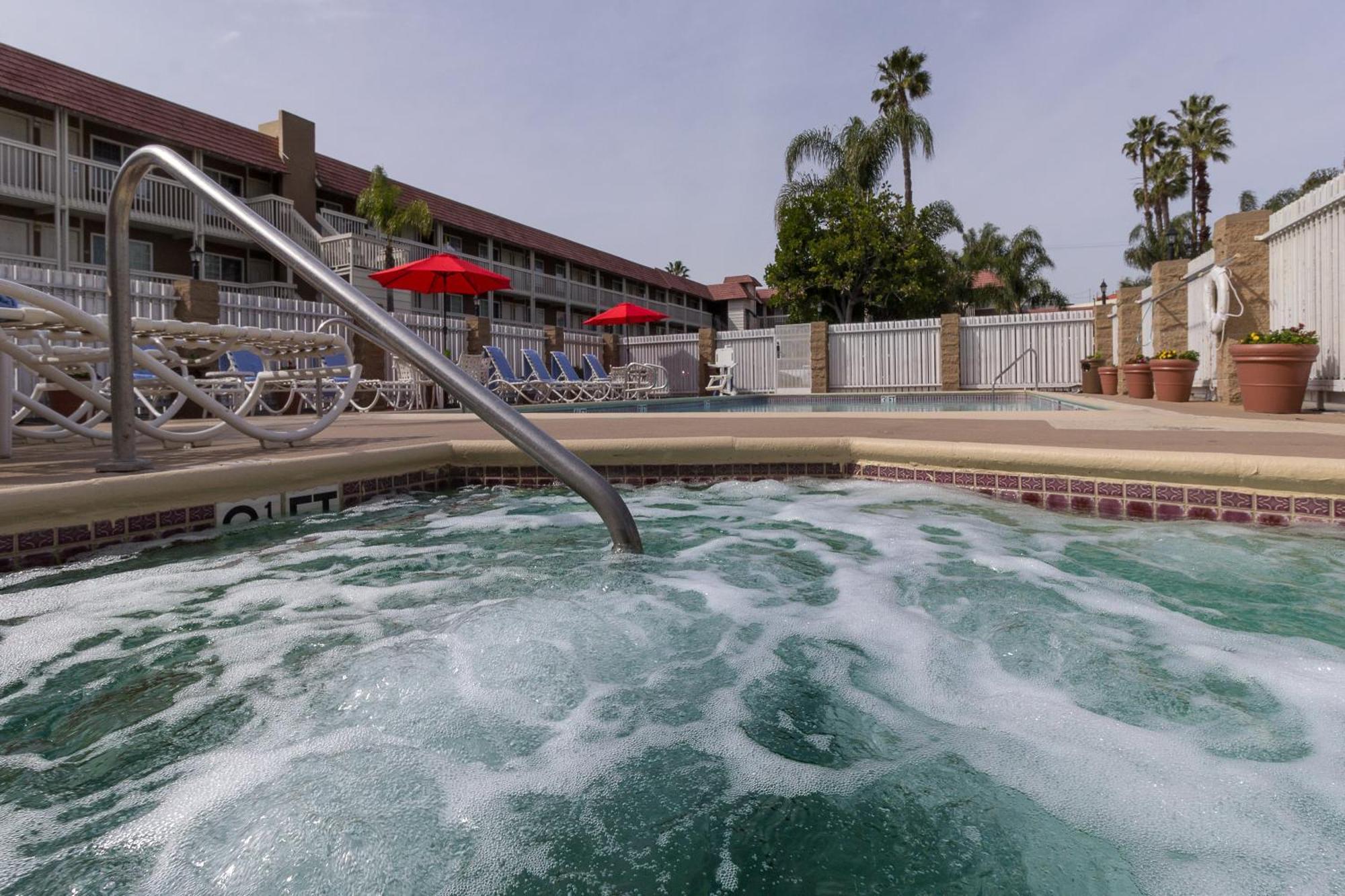 Ramada By Wyndham Costa Mesa/Newport Beach Exteriör bild