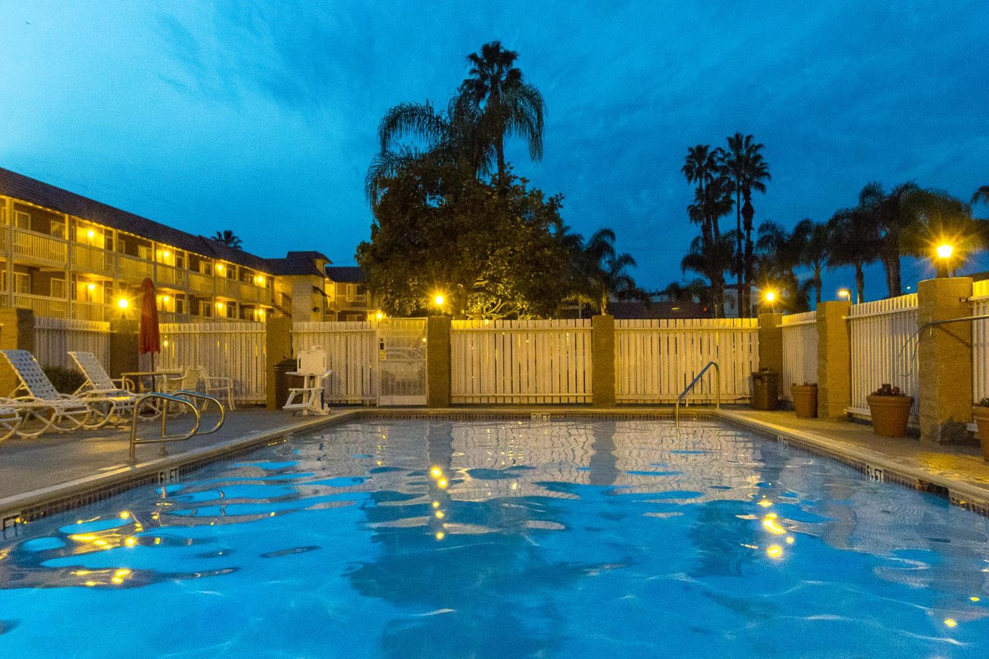 Ramada By Wyndham Costa Mesa/Newport Beach Exteriör bild